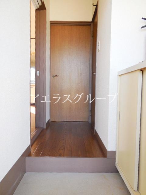 Entrance. There entrance storage