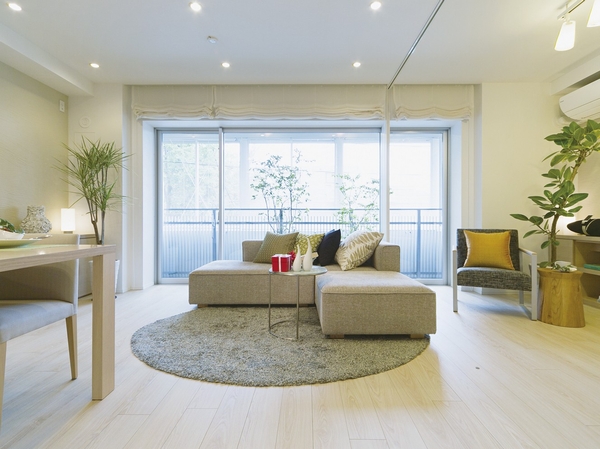 Little columns and beams type, Open living ・ dining. Contains the rich light and wind from the wide sash. It may feel of flooring, It is going to be a love to spend with bare feet