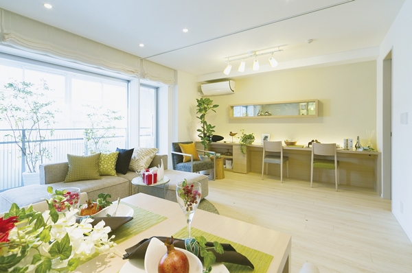 Sliding Wall OPEN living ・ Dining and Western-style (2) integrated, 18 tatami spacious family space of more than will appear. That there is a height of up to ceiling, When OPEN, A point that can be stored and refreshing on the wall has increased a sense of unity