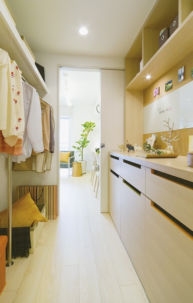 Walk-through closet to ensure a breadth of about 2.6 tatami. When you open the sliding door, Wind will pass through pleasant to light coat from balcony