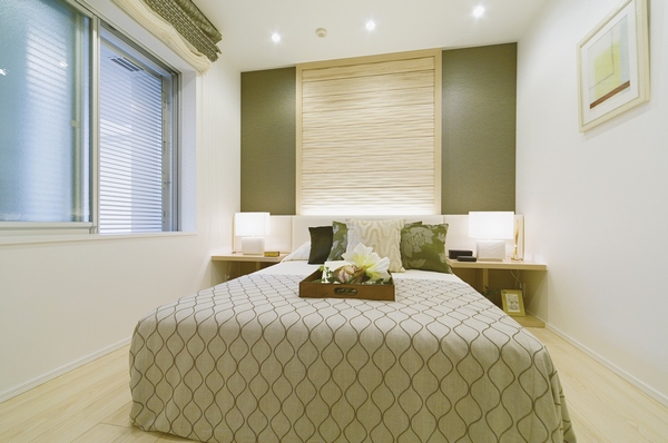 Window corresponding to the shared corridor side Western-style (1), Avoid the line of sight from the shared hallway, It has provided on the alcove side of the dwelling unit. Opening the opening and closing can louver surface lattice, Light and wind it will receive from the light coat