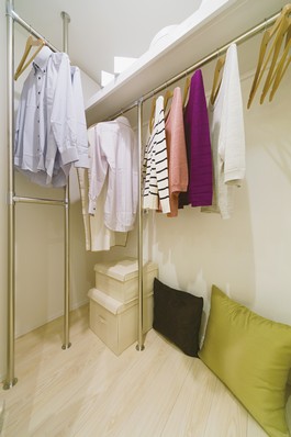 Western-style (1) has provided about 1.3 tatami mats of a walk-in closet. Pipe and shelves of the upper and lower stage we have extended storage capacity