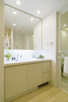 Adopt a bowl integrated counter to the wash room. There is no joint between the bowl and the counter, Easy to clean. Faucet is simple design is beautiful Hans Grohe, Inc.. On the back of the three-sided mirror can be stored is cosmetics and toiletries