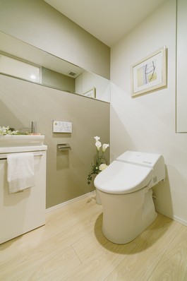 Directions to the model room (a word from the person in charge)