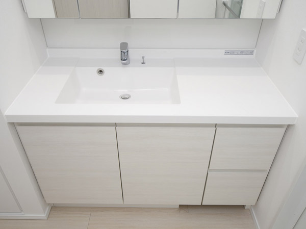 Bathing-wash room.  [Side-by-side use eccentric bowl and bowl-integrated counter] Eccentric bowl asked the sink bowl on one side. You can use alongside two people to wash and make-up to a busy morning of time ( ※ Except for some dwelling unit). Also, There is no joint in a bowl and counter, Care is simple integrated. Faucet is simple design is beautiful Hans ・ It is manufactured by Grohe.