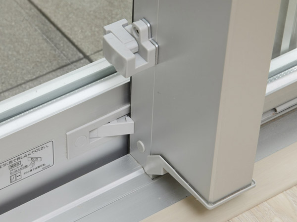 Security.  [Small opening stopper] Adopt a draft that can be small opening stopper while protecting the security.