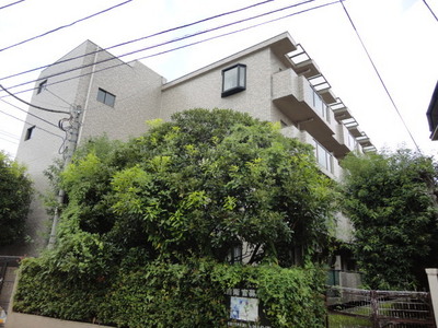 Building appearance. Quiet location