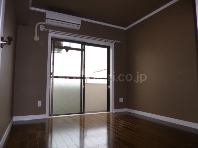 Living and room. Facing south