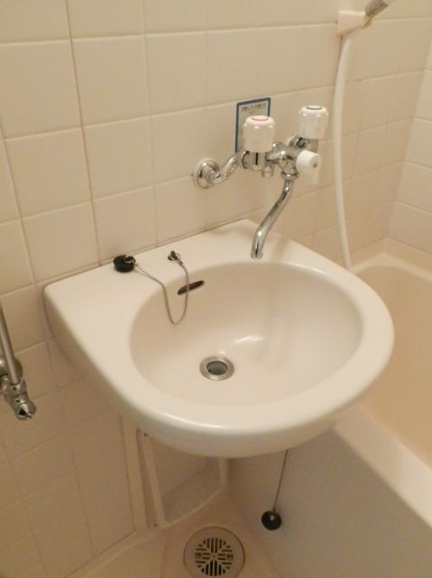 Bath. 3-point unit bus washbasin