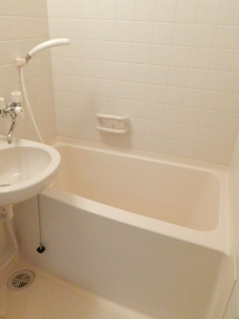 Bath. 3-point unit bus washbasin