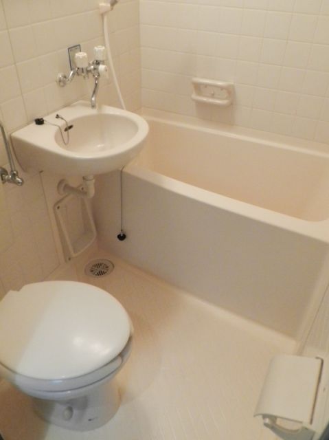 Bath. 3-point unit bus washbasin