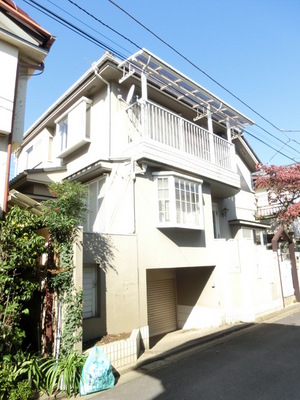 Building appearance. Spacious one detached