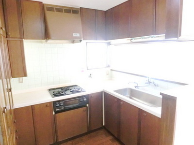 Kitchen. L-shaped kitchen