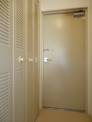 Entrance. Entrance, Cupboard