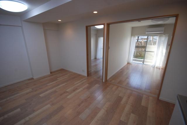 Non-living room. Partition type that can be effectively utilized for or with space meal in a large number of people