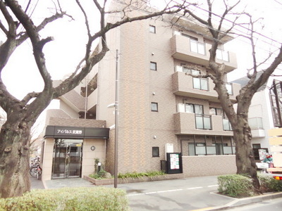 Building appearance. Bright location