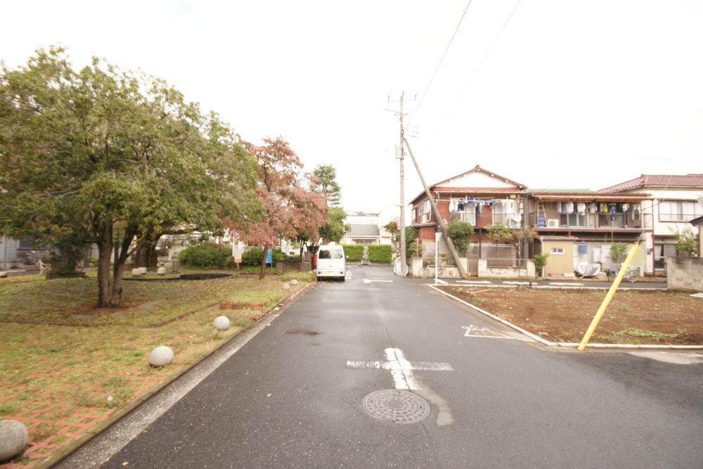 Local photos, including front road. Since the front road wide, Car loading and unloading is also a breeze.