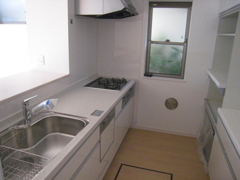 Same specifications photo (kitchen). Counter kitchen in which the face of the family is visible is an easy-to-use wide type. (Example of construction)