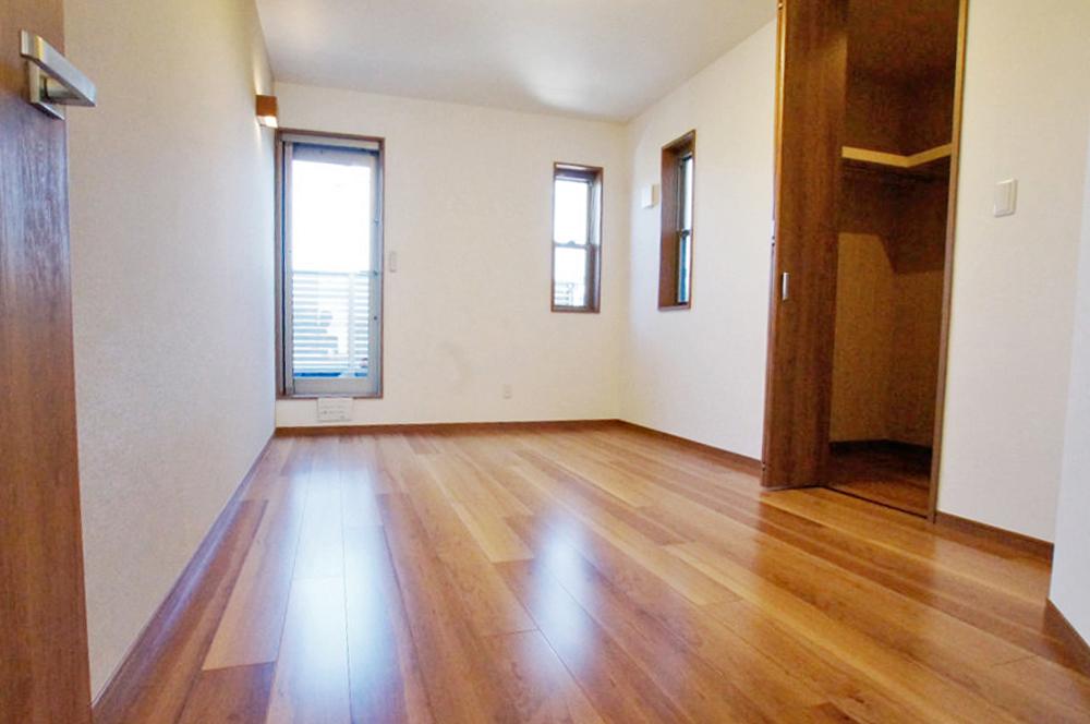 Non-living room. Walk-in closet in the Western-style 6.92 Pledge, In addition to Western-style 6.01 quires storage ken, The Japanese There is a closet of ken. 