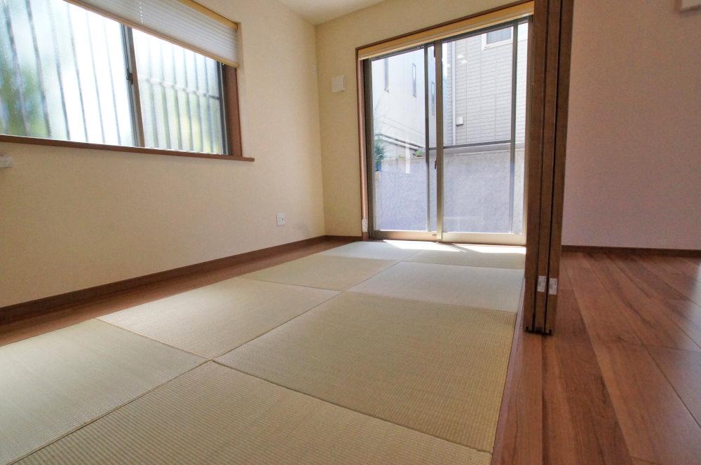 Non-living room. It will be Japanese-style room of living linked. 