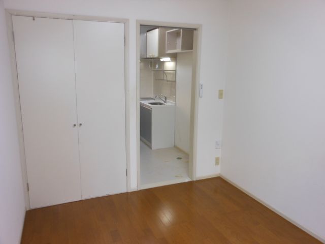 Living and room. Rooms and the kitchen is also partitioned by a curtain, etc. ◎