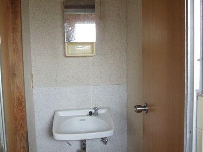 Washroom. Independent wash basin