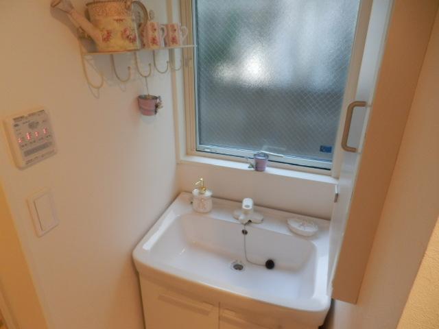 Wash basin, toilet. Indoor (12 May 2013) Shooting