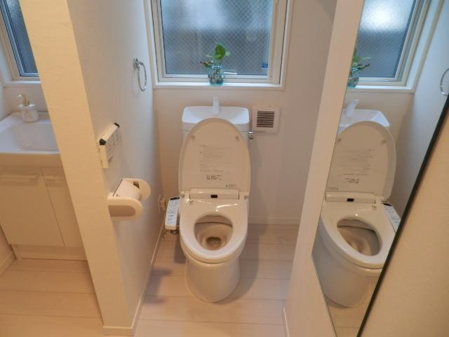 Toilet. Indoor (12 May 2013) Shooting