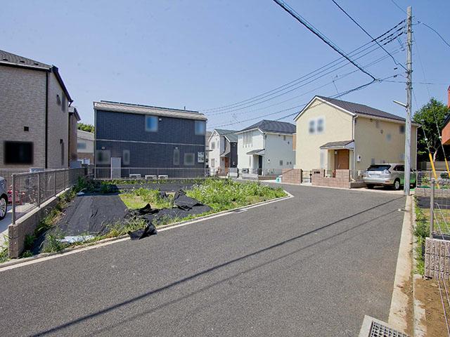 Local photos, including front road. Contact road situation