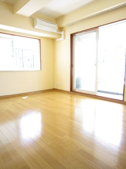 Living and room. 4 Kaikaku room dihedral daylight