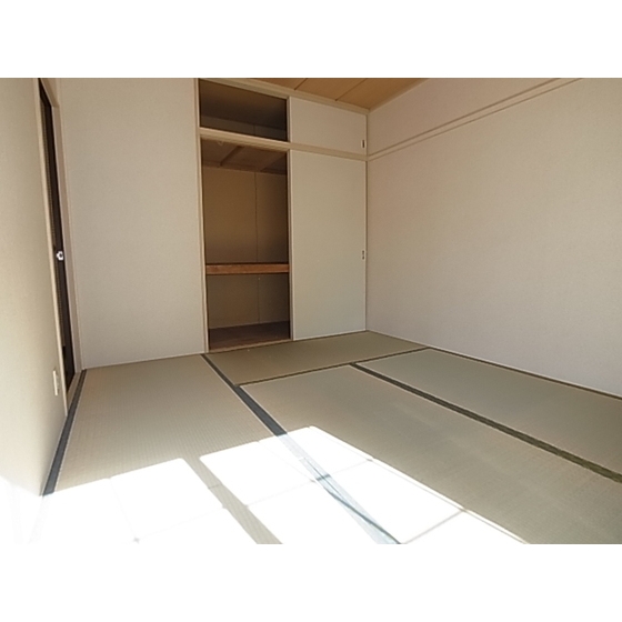 Living and room. Japanese-style room also housed ◎