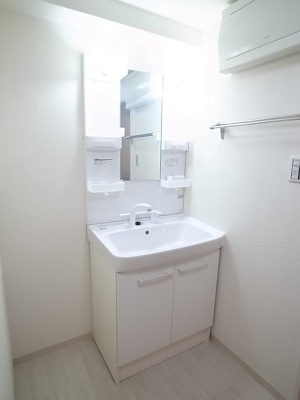 Wash basin, toilet. Indoor (September 2013) Shooting