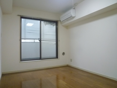 Living and room. Spacious living room