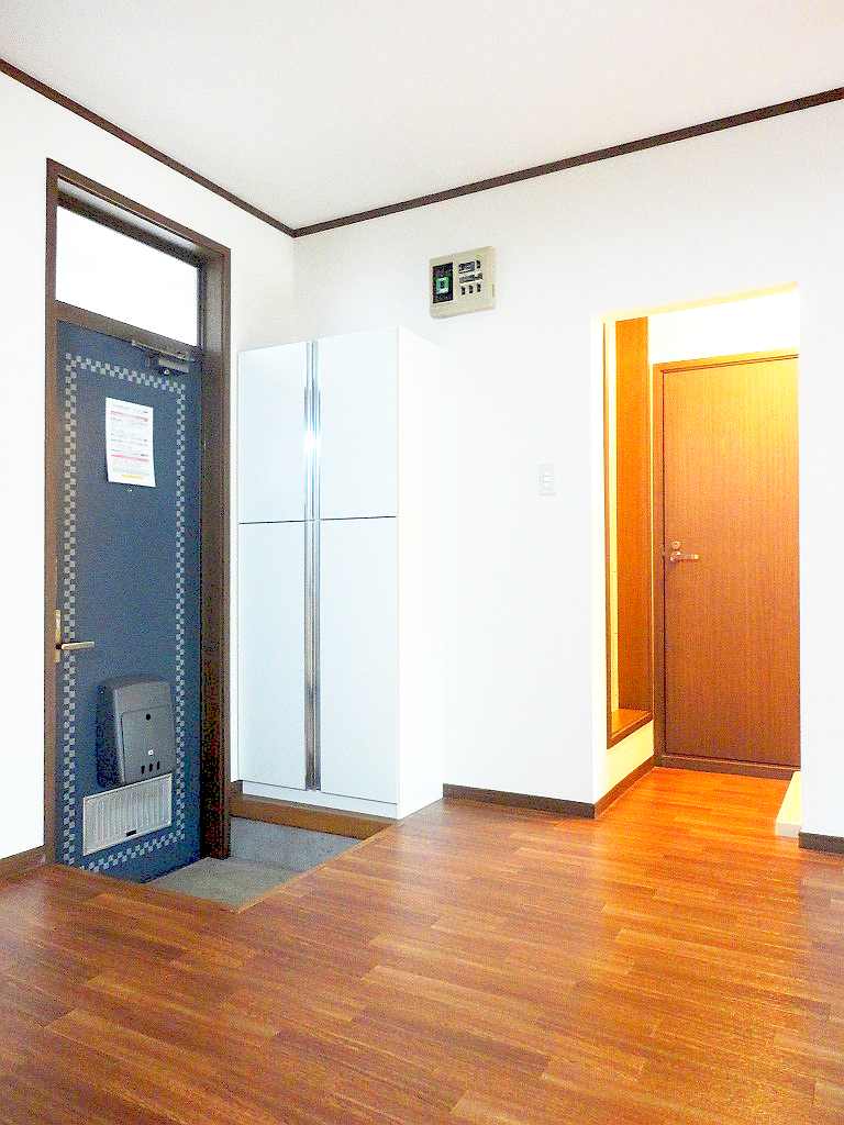 Entrance. Oversized with a shoe box.