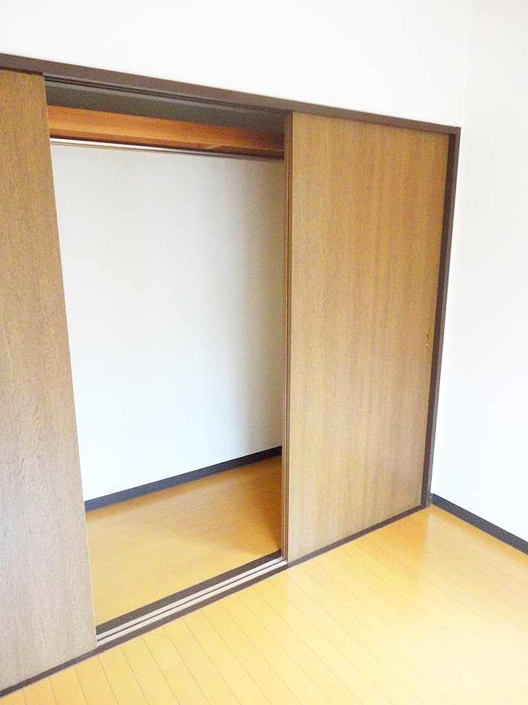 Receipt. Large closet.