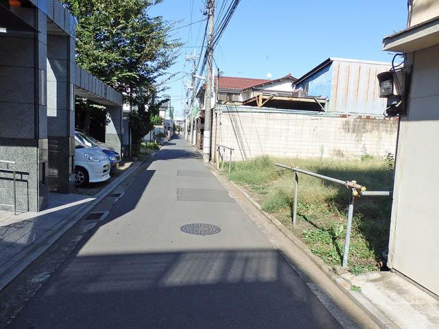 Other local. Front de road