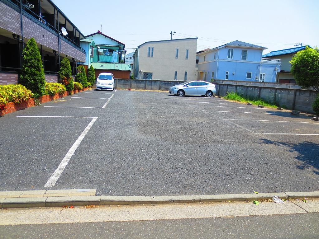 Parking lot. Veranda side has been opened in the parking lot ☆