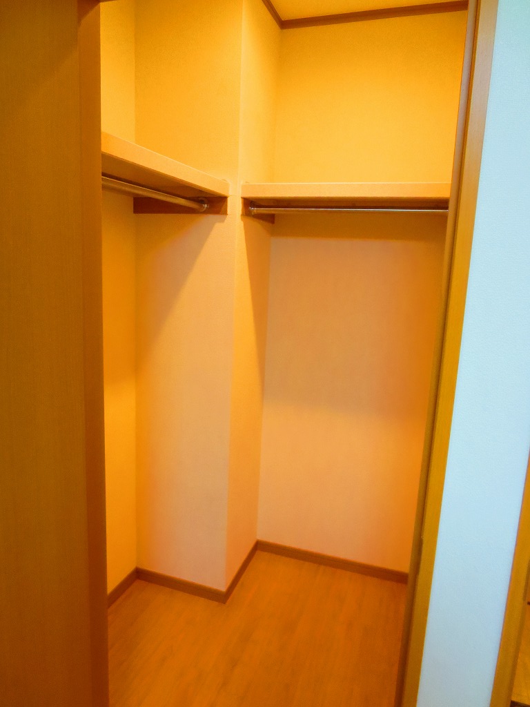 Receipt. Walk-in closet with a depth and comfort! !