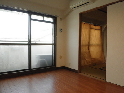 Living and room. Day good Western-style