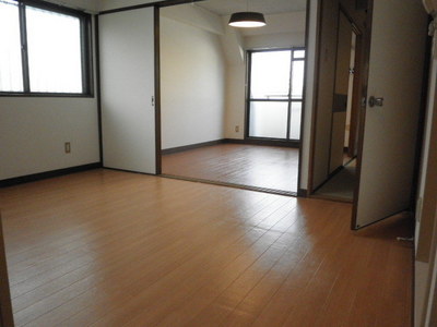 Living and room. Bright with windows DK