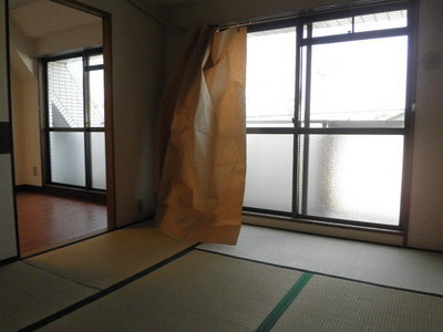 Living and room. Japanese-style room that can be back and forth to Western-style