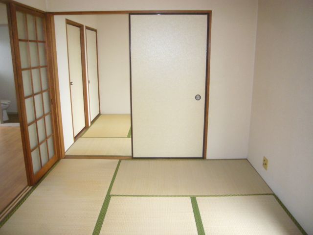 Living and room. Tatami rooms