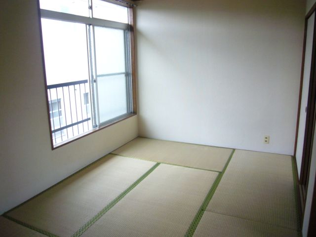 Living and room. Tatami rooms