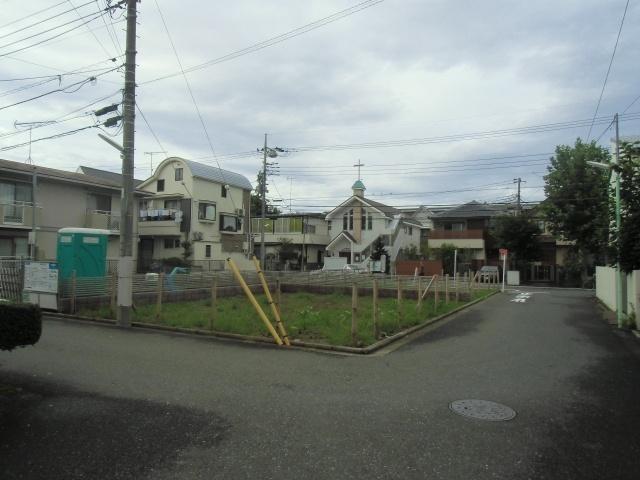 Local photos, including front road. Clean and wider front road of Property. 