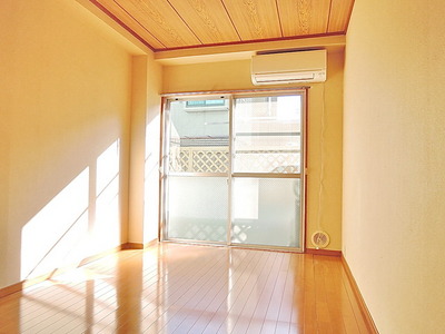 Other room space. Facing south Western-style 6 Pledge