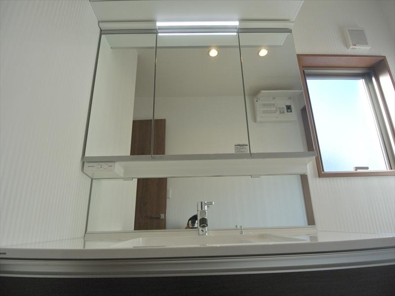 Wash basin, toilet. Local (10 May 2013) Shooting