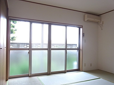 Living and room. South-facing Japanese-style room 6 quires