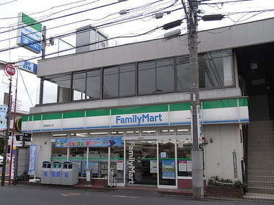 Convenience store. 800m to Family Mart (convenience store)