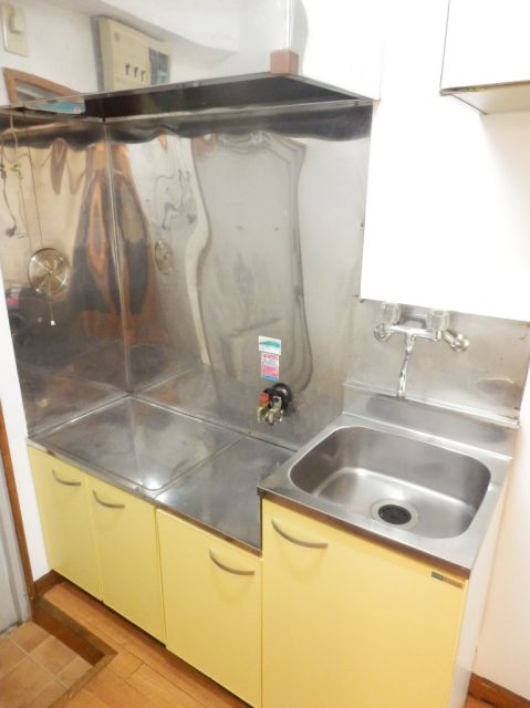 Kitchen. Gas stove can be installed kitchen