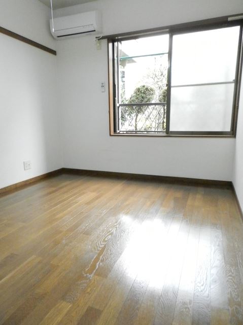 Living and room. South-facing room